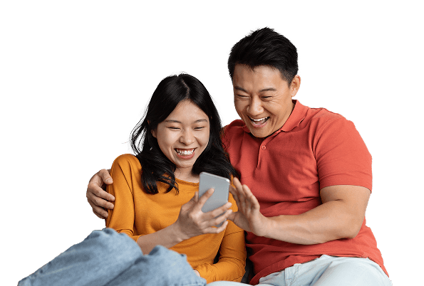 Cặp đôi trẻ vui vẻ sử dụng điện thoại - Vay tín chấp QTDND Duy Thanh